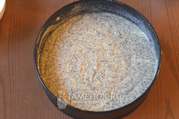 Переложить тесто в форму