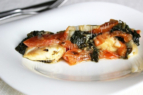 Готовая рыба по гречески в тарелке