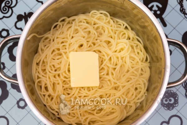 В сваренные макароны положить масло