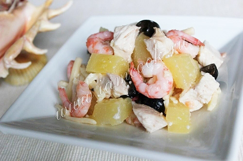 Куриный салат с ананасами
