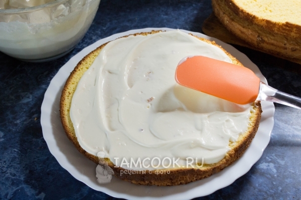 Смазать корж кремом