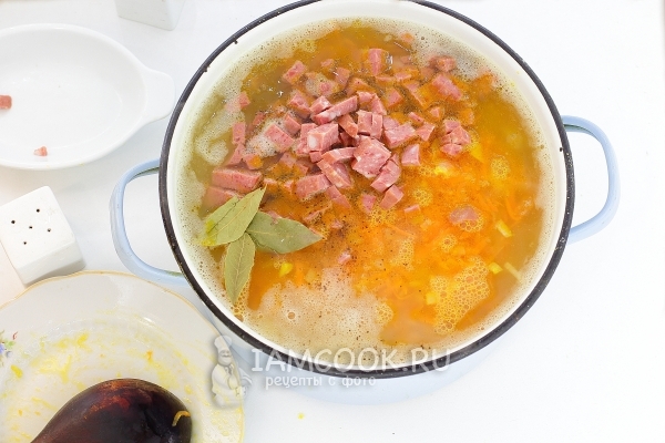 Добавить колбасу и лавровый лист