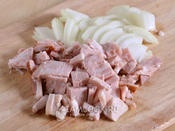 Порезать лук и грудинку