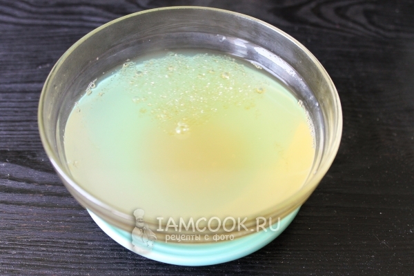 Всыпать в бульон желатин