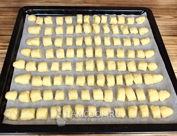 Переложить кусочки теста на противень