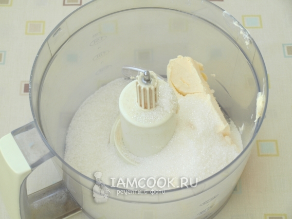 Смешать масло с сахаром