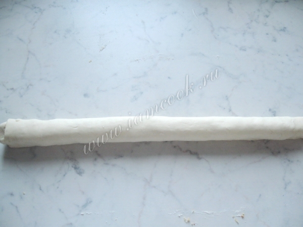 Скатать колбаску из теста