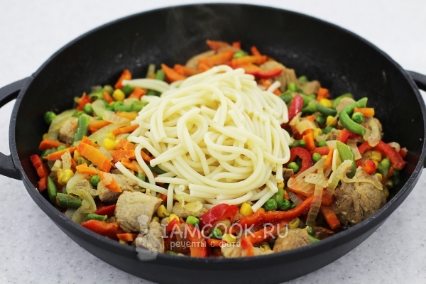 Добавить спагетти к овощам