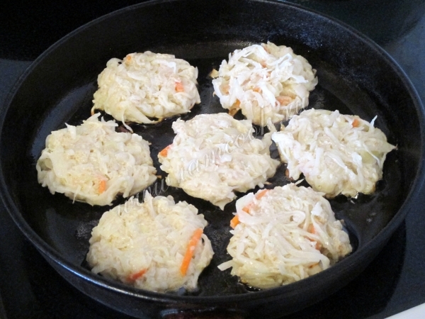 Обжарка котлет из квашеной капусты