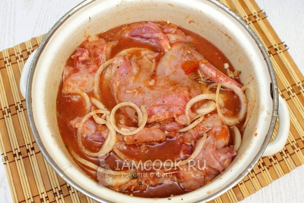 Влить кетчуп и уксус