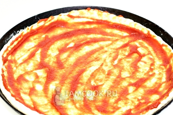 Смазать тесто томатной пастой