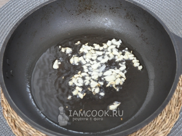 Обжарить чеснок