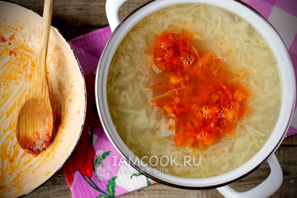 Положить зажарку и капусту