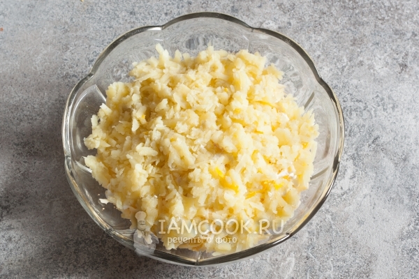 Выложить натертые ингредиенты в салатник