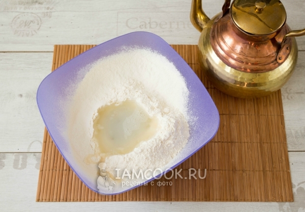 Влить воду в муку