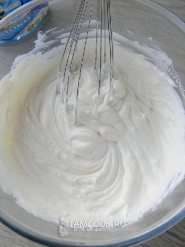 Размешать сгущенку с творогом