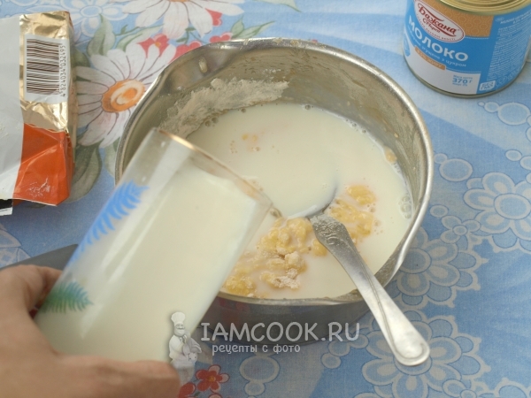 Смешать яйца, муку и молоко