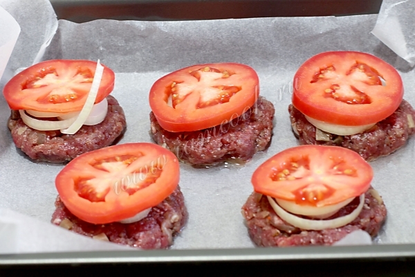 Выложить помидоры поверх лука