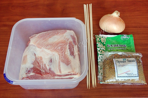 Ингредиенты из свиного шашлыка в духовке
