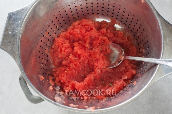 Переложить арбузную мякоть в дуршлаг