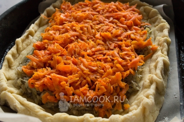Овощи на тесте в сковороде