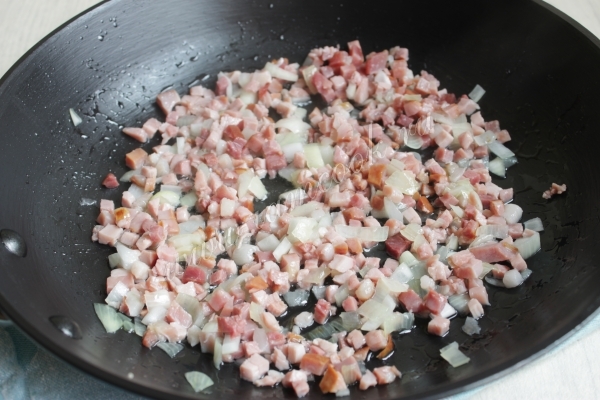 Обжарка лука с беконом