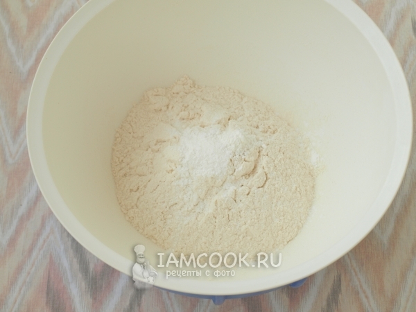 Смешать муку с разрыхлителем и солью