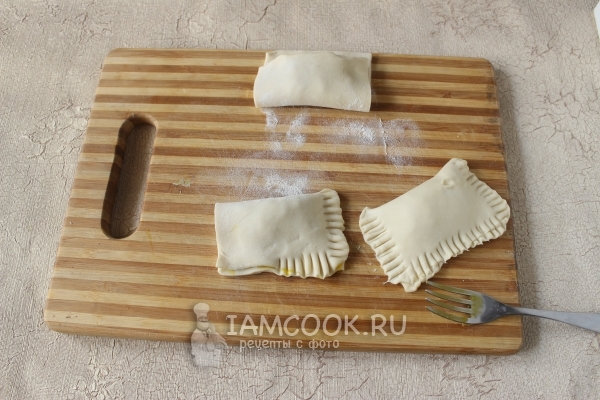 Украсить край теста с помощью вилки