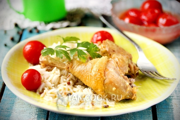 Фото курицы в пряном сметанно-чесночном соусе