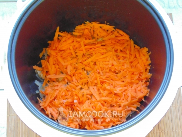 Обжарить морковь