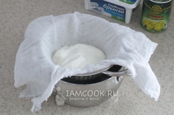 Положить йогурт в марлю