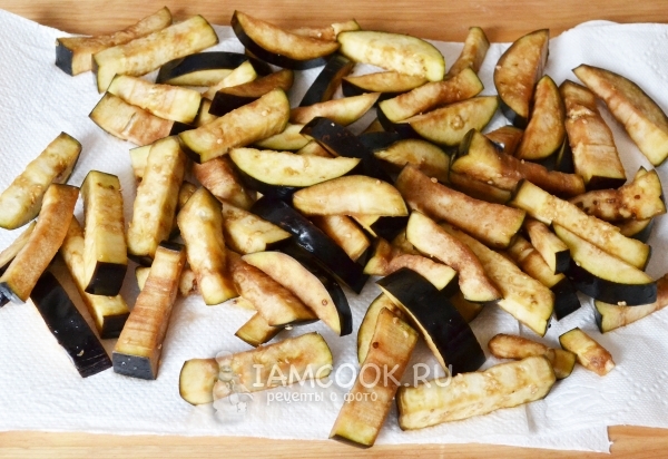 Выложить баклажаны на салфетку