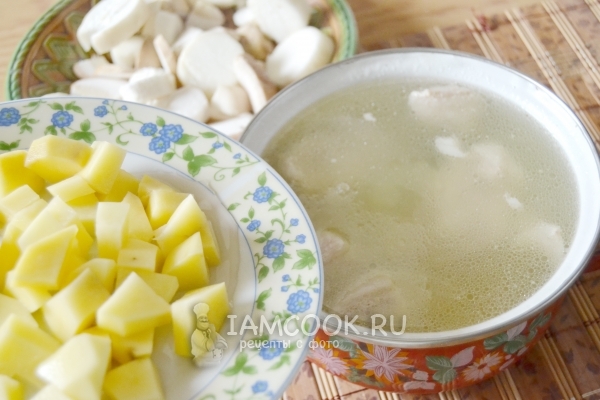 Положить в бульон картофель