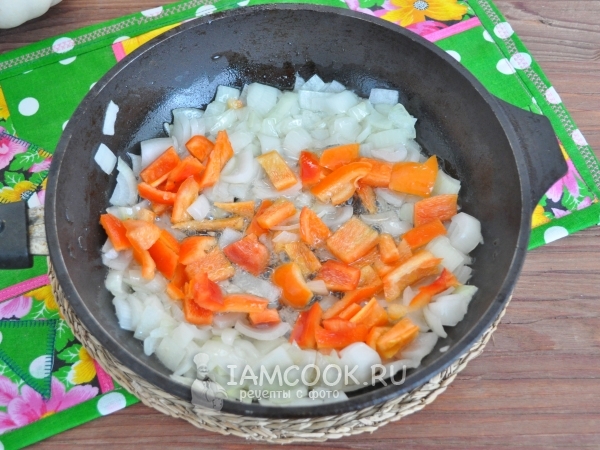 Обжарить лук с перцем