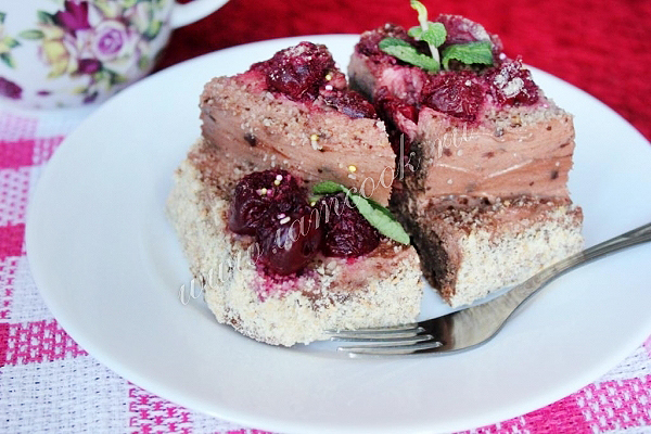 Фото шоколадного торта с вишней