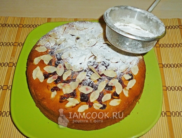 Посыпать пирог с сахарной пудрой