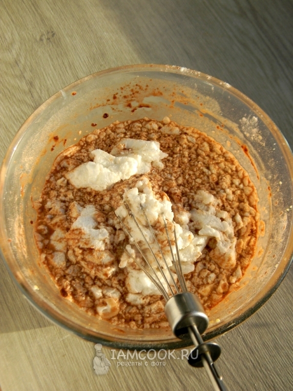 Ввести взбитые белки