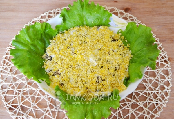 Украсить желтками и листьями салата