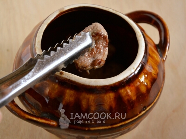 Положить в горшочек мясо и лук