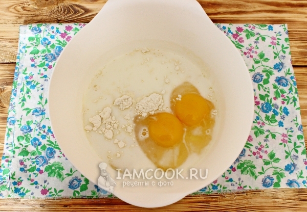 Соединить муку, яйца, сахар и соль