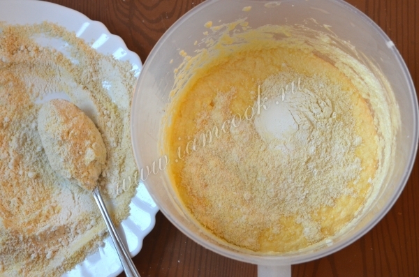 Добавить муку в тесто