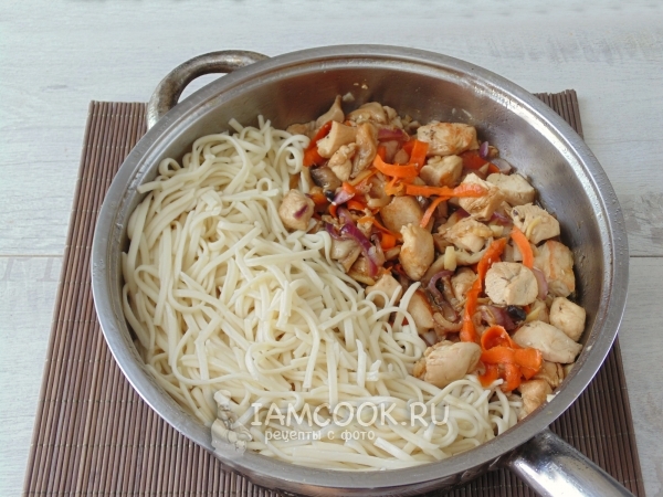 Положить лапшу к мясу