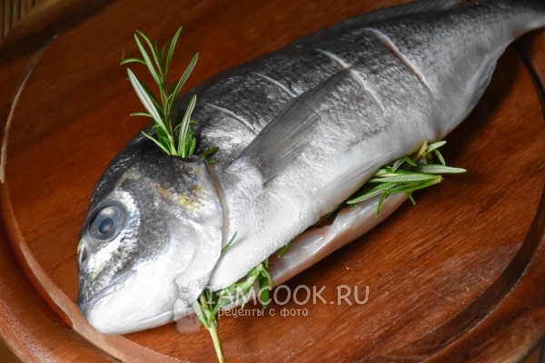 Положить в рыбу веточки розмарина