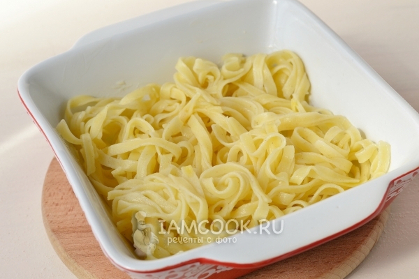 Уложить лапшу в форму