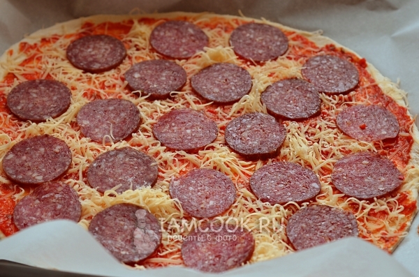 Положить сыр и колбасу на основу