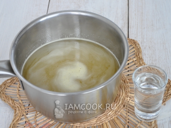 Нагреть сок с сахаром