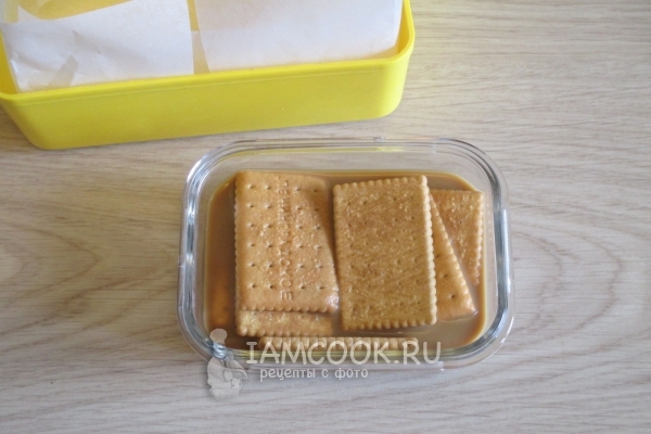 Смочить печенье в кофе