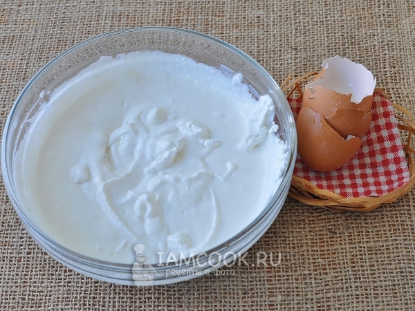 Смешать творог, муку, яйца и сахар