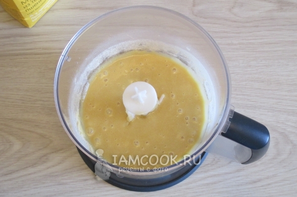 Перемешать муку с мёдом