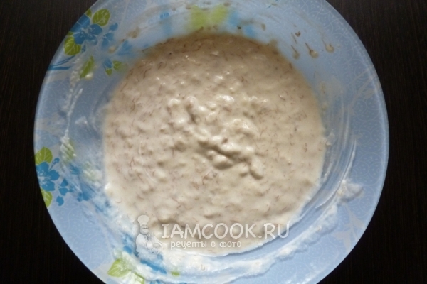 Смешать бананы со сметаной